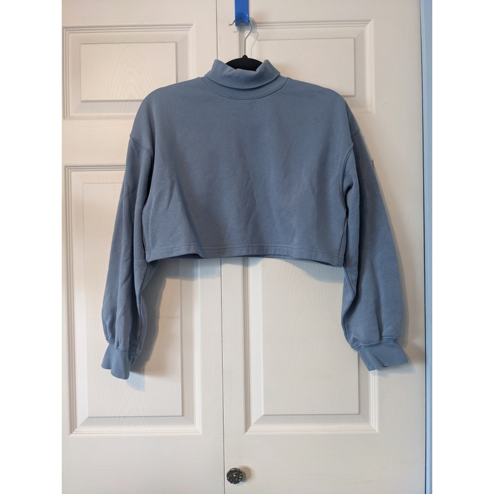3/$15! H&M Cropped Turtleneck Sweatshirt - Picture 3 of 11
